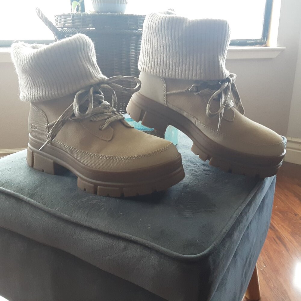 Size 9.5 tan Ugg ankle boots. New without box